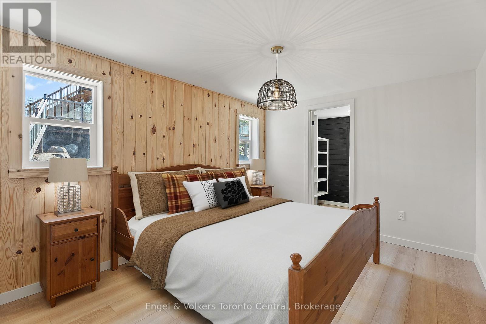 Lower cottage Primary w ensuite - virtually staged