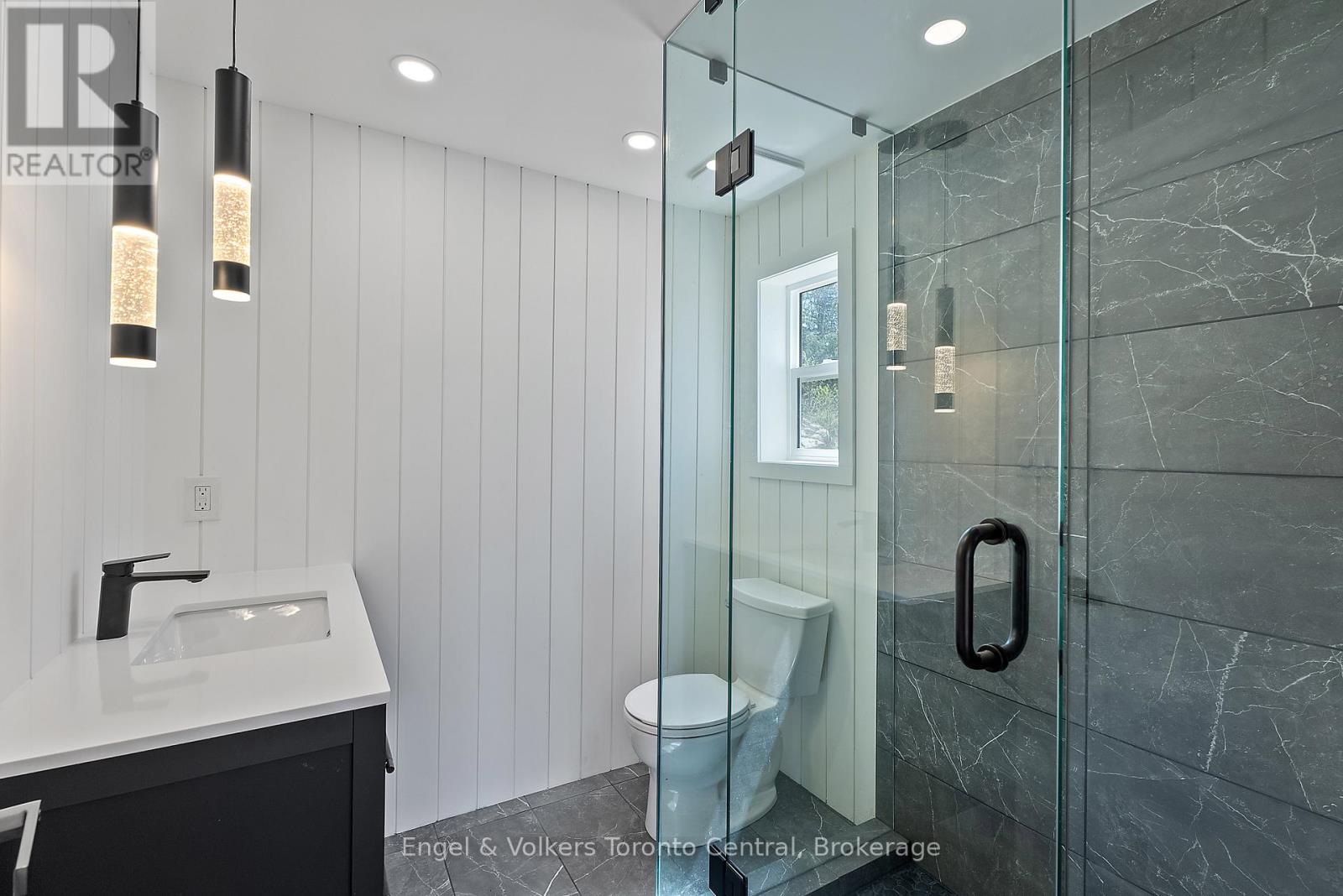 Lower cottage main bathroom