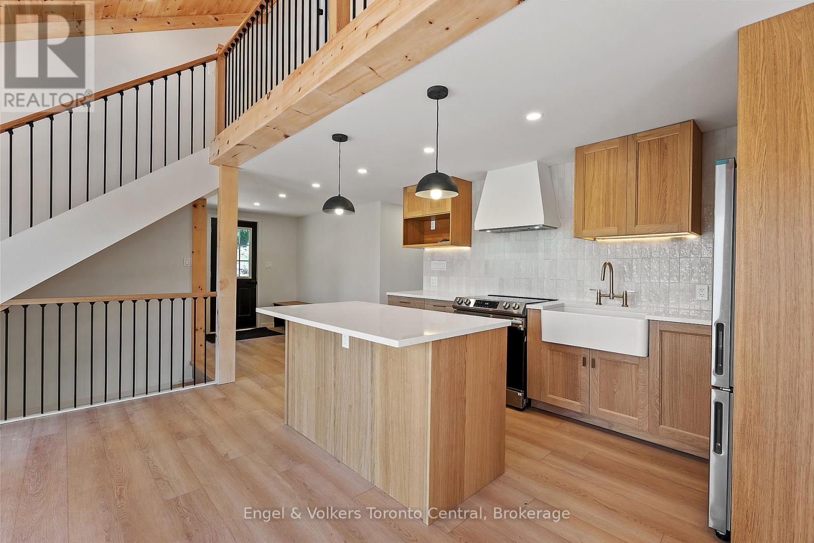 Lower Cottage Kitchen with Breakfast Bar