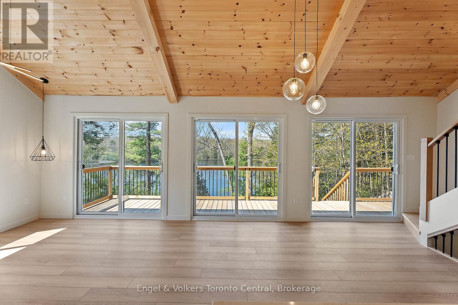 Lower cottage with 3 walkouts to deck