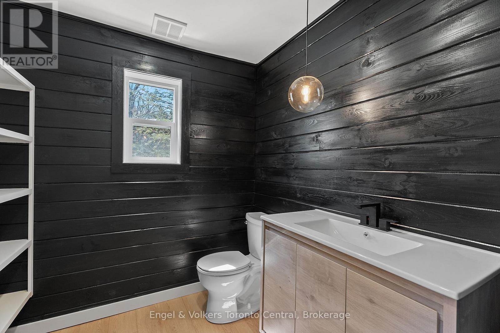 Lower cottage Primary ensuite 2-pce