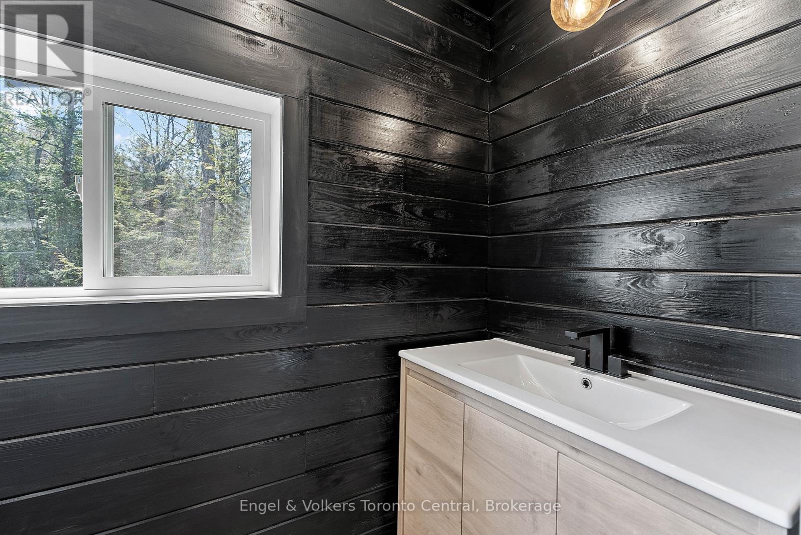 Lower cottage upper level ensuite 2-pce