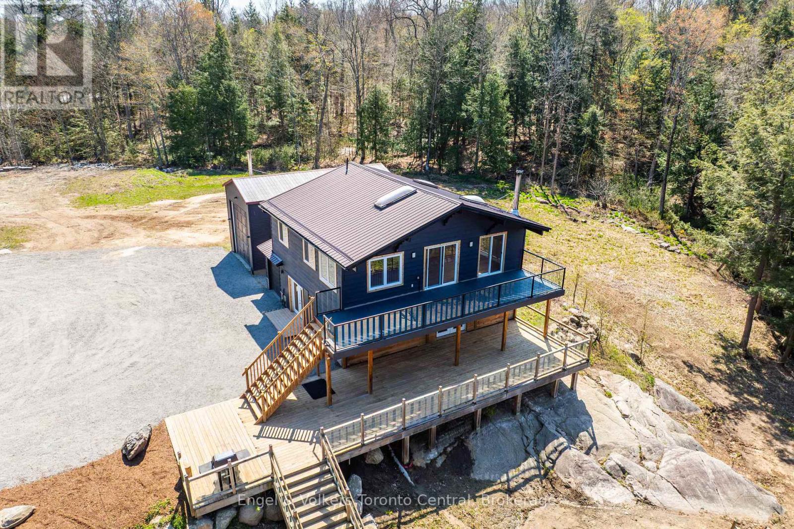 Upper Cottage with 2 decks