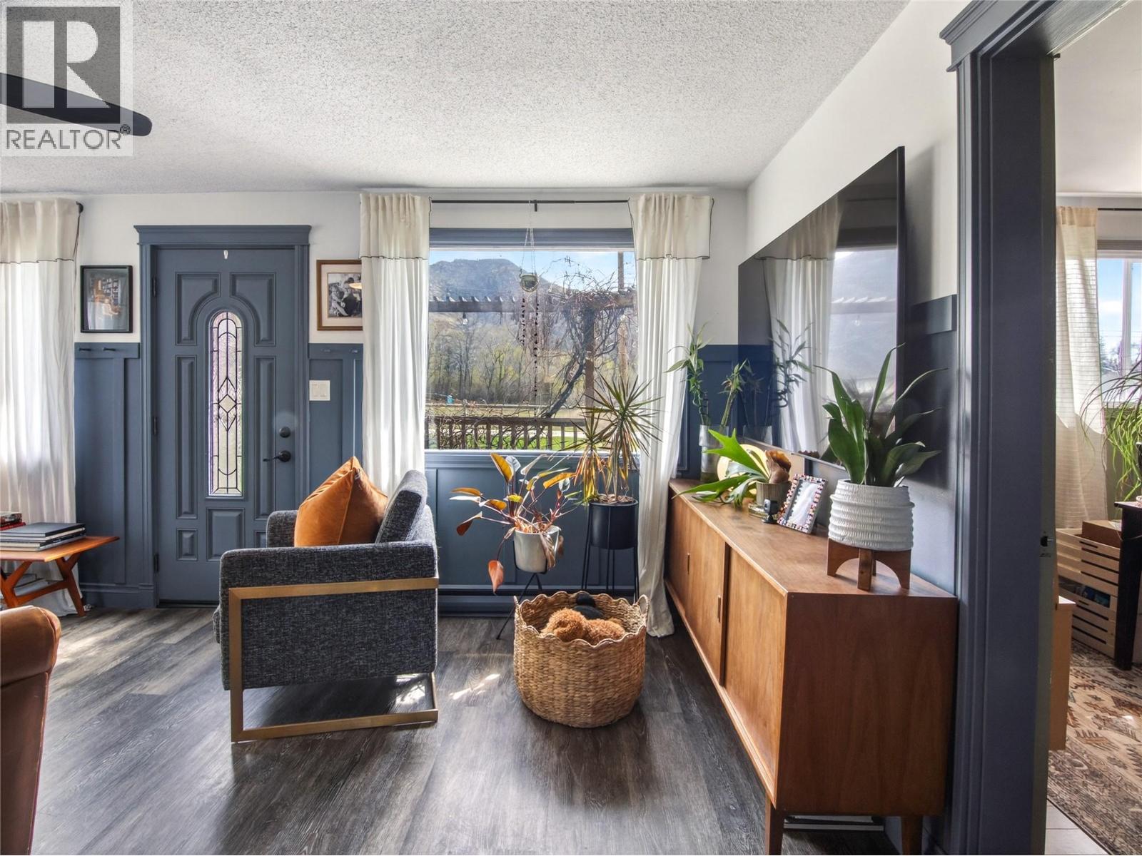 8114 River Road, Oliver