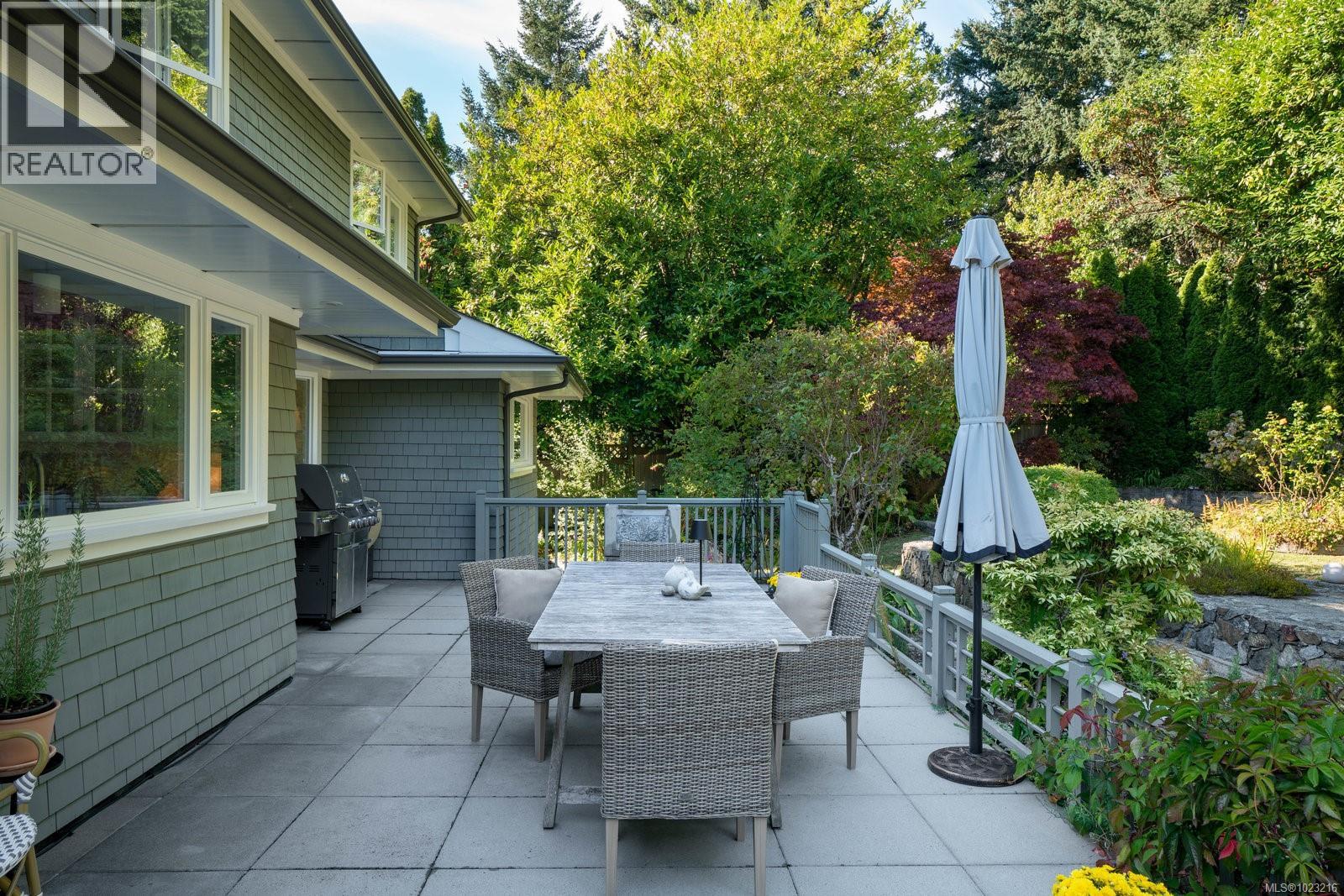 Patio space off the kitchen, perfect for barbecuing and entertaining