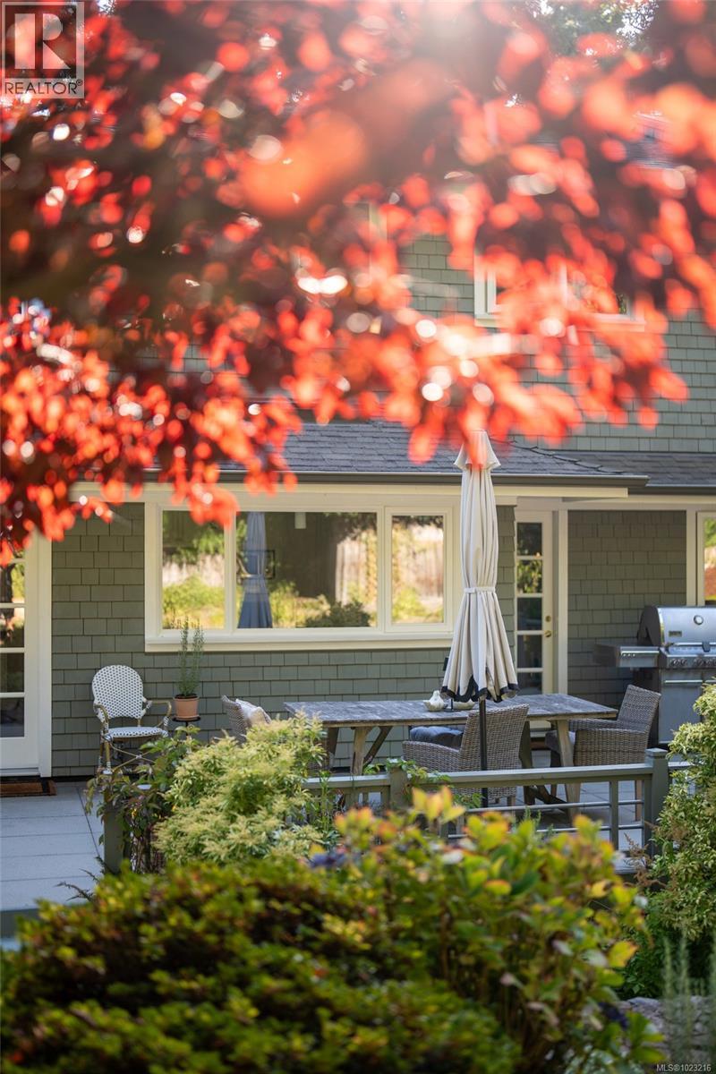 Large private patio off the kitchen, perfect for entertaining