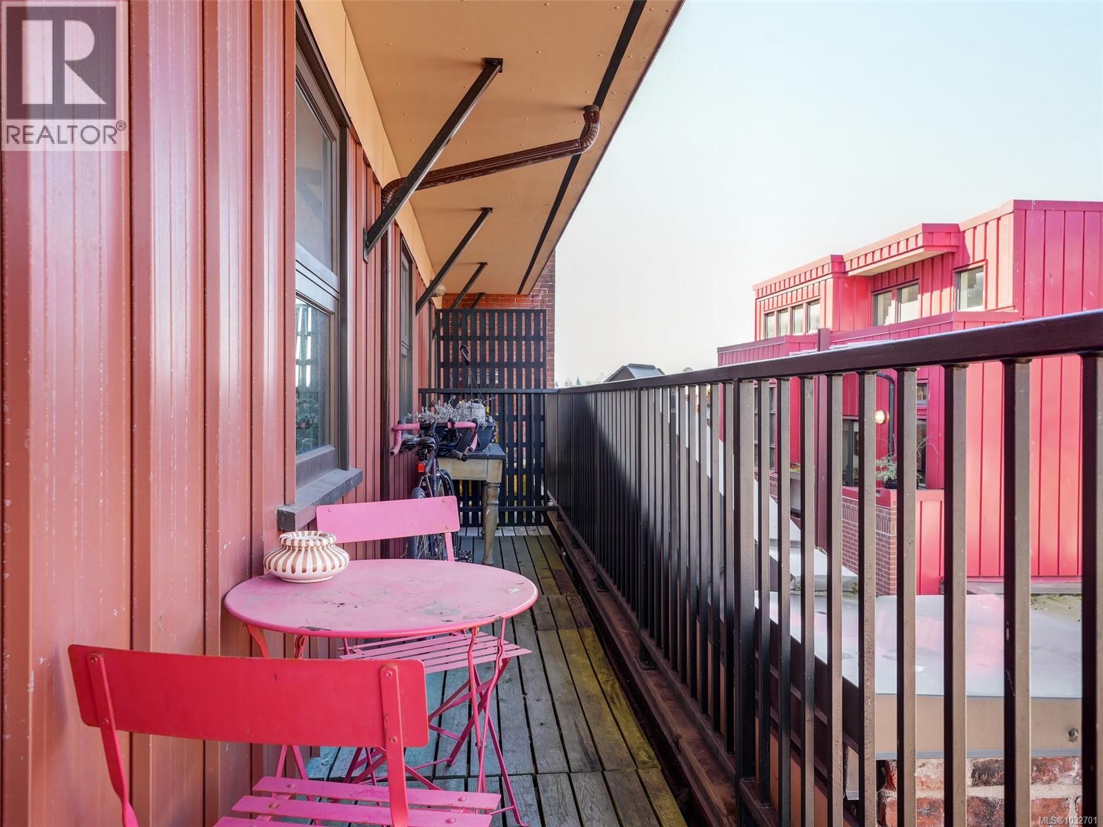 301 1315 Waddington Alley, Victoria