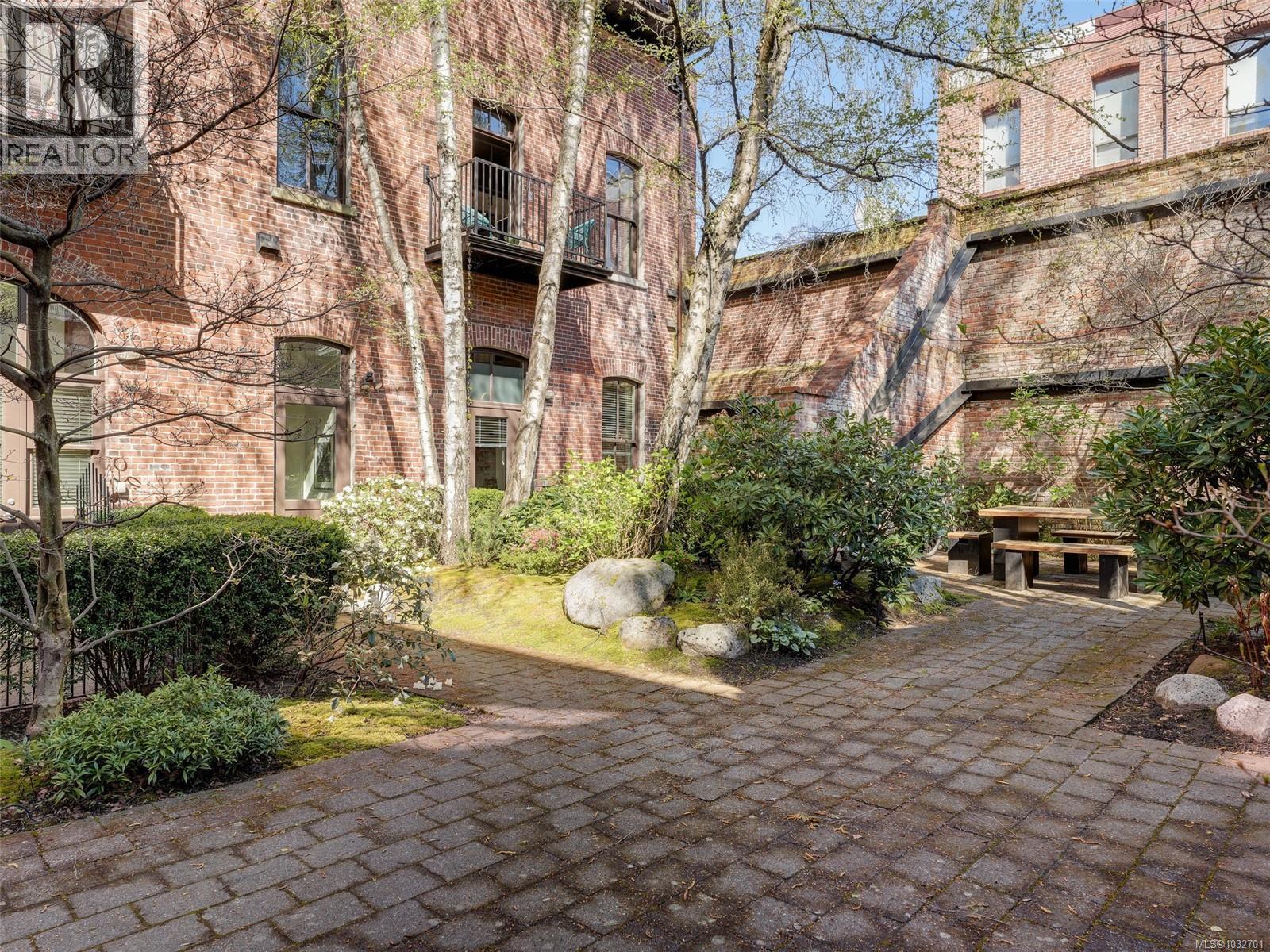 301 1315 Waddington Alley, Victoria