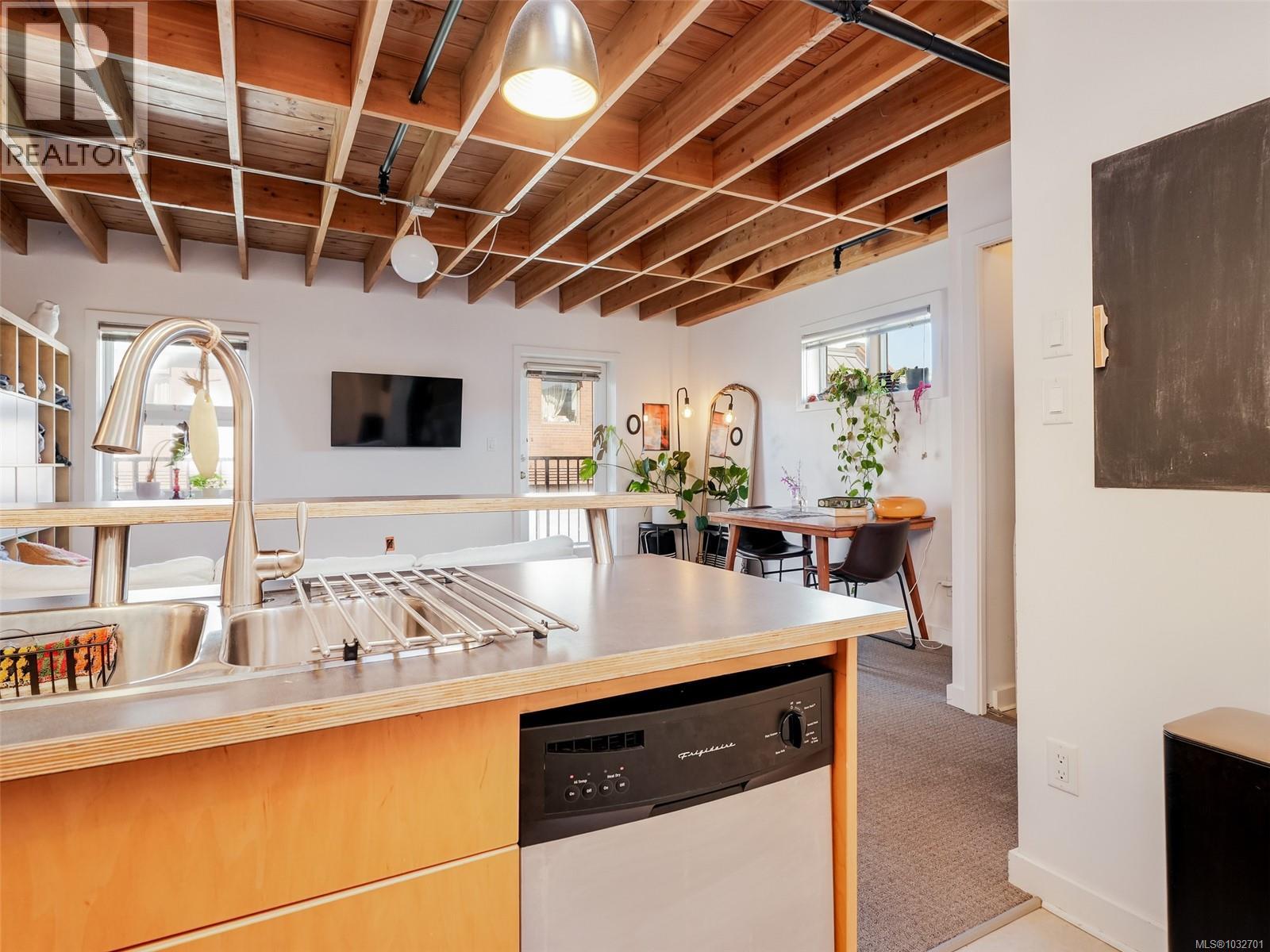 301 1315 Waddington Alley, Victoria