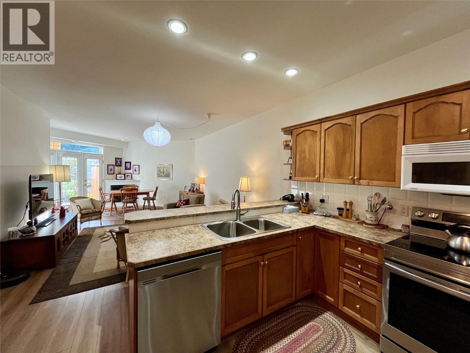 #32 714 Riverside Avenue Unit# 32 - 7