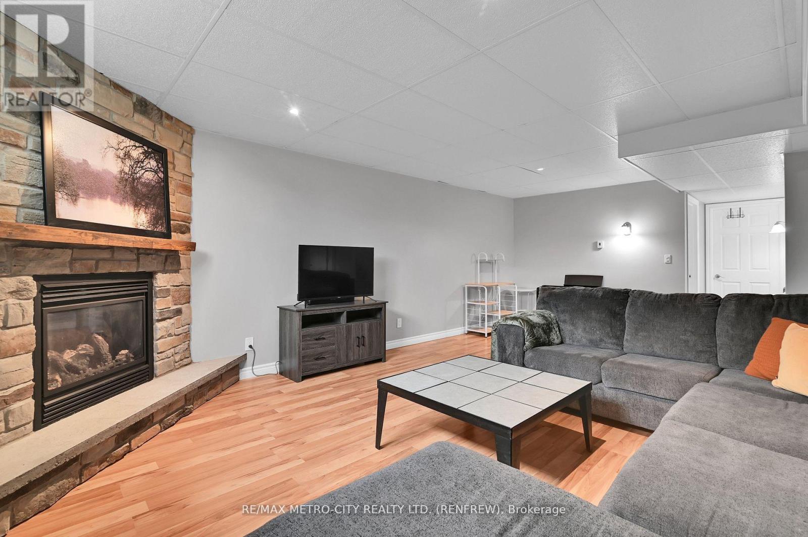 35 LAKERIDGE TRAIL - 23