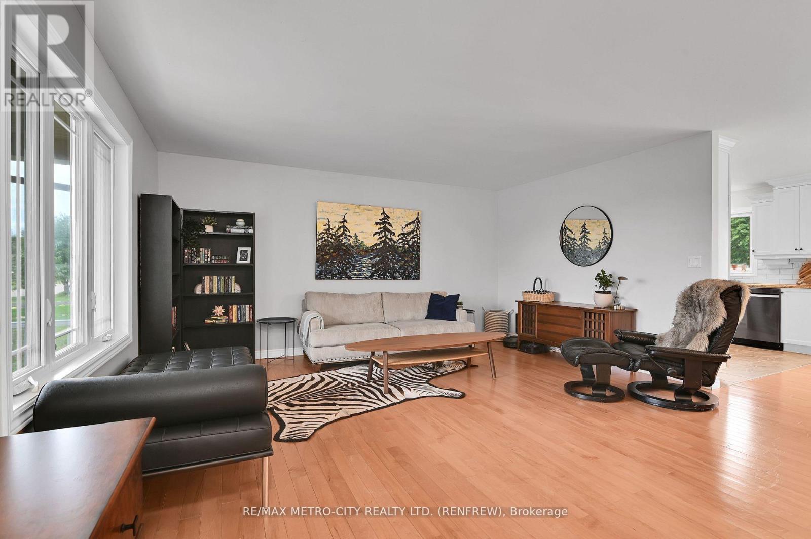 35 LAKERIDGE TRAIL - 10