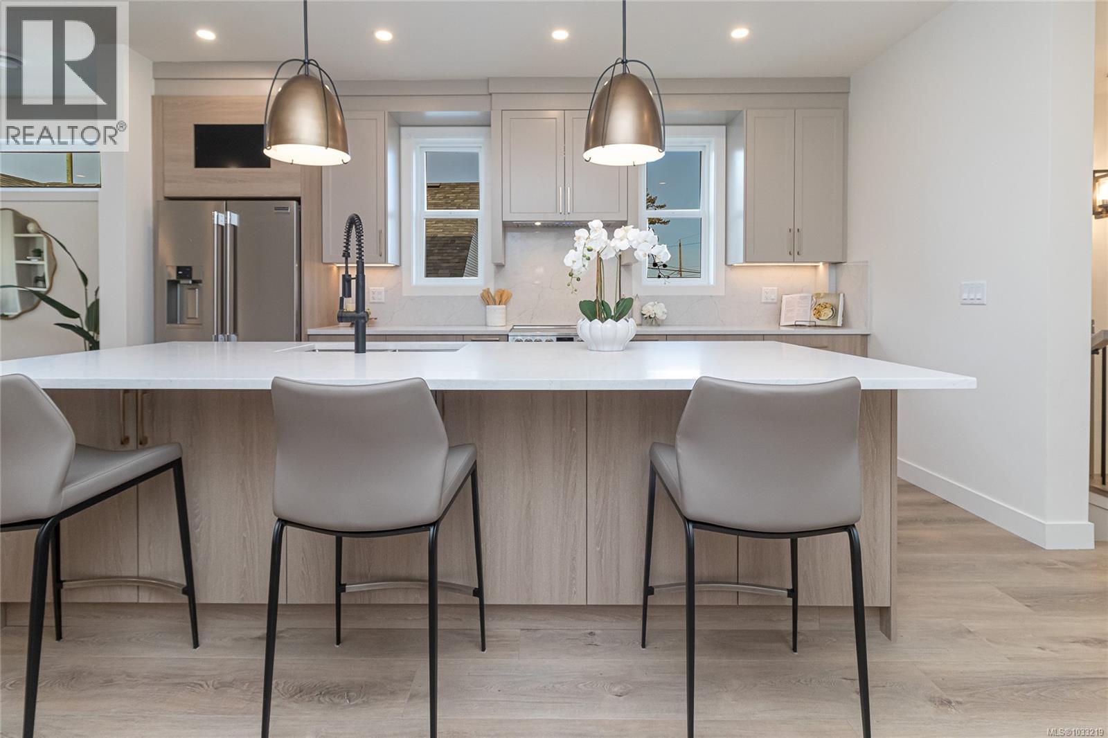 # 2 95 Battleford Avenue, Saanich