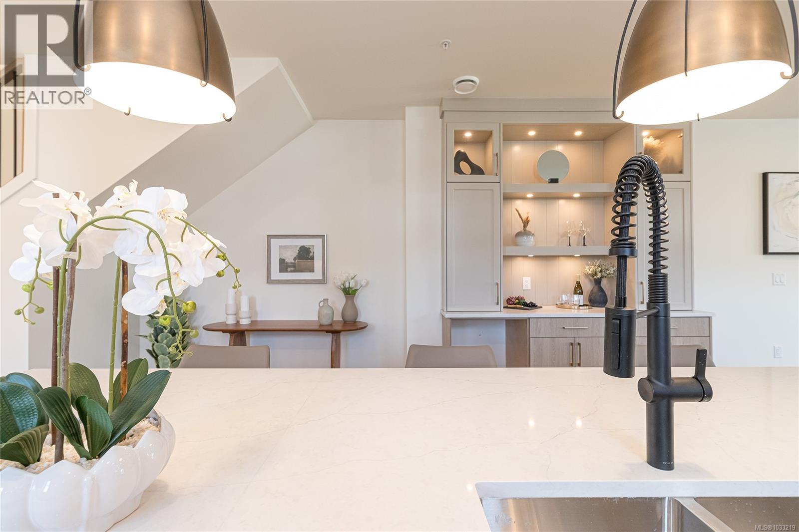 # 2 95 Battleford Avenue, Saanich