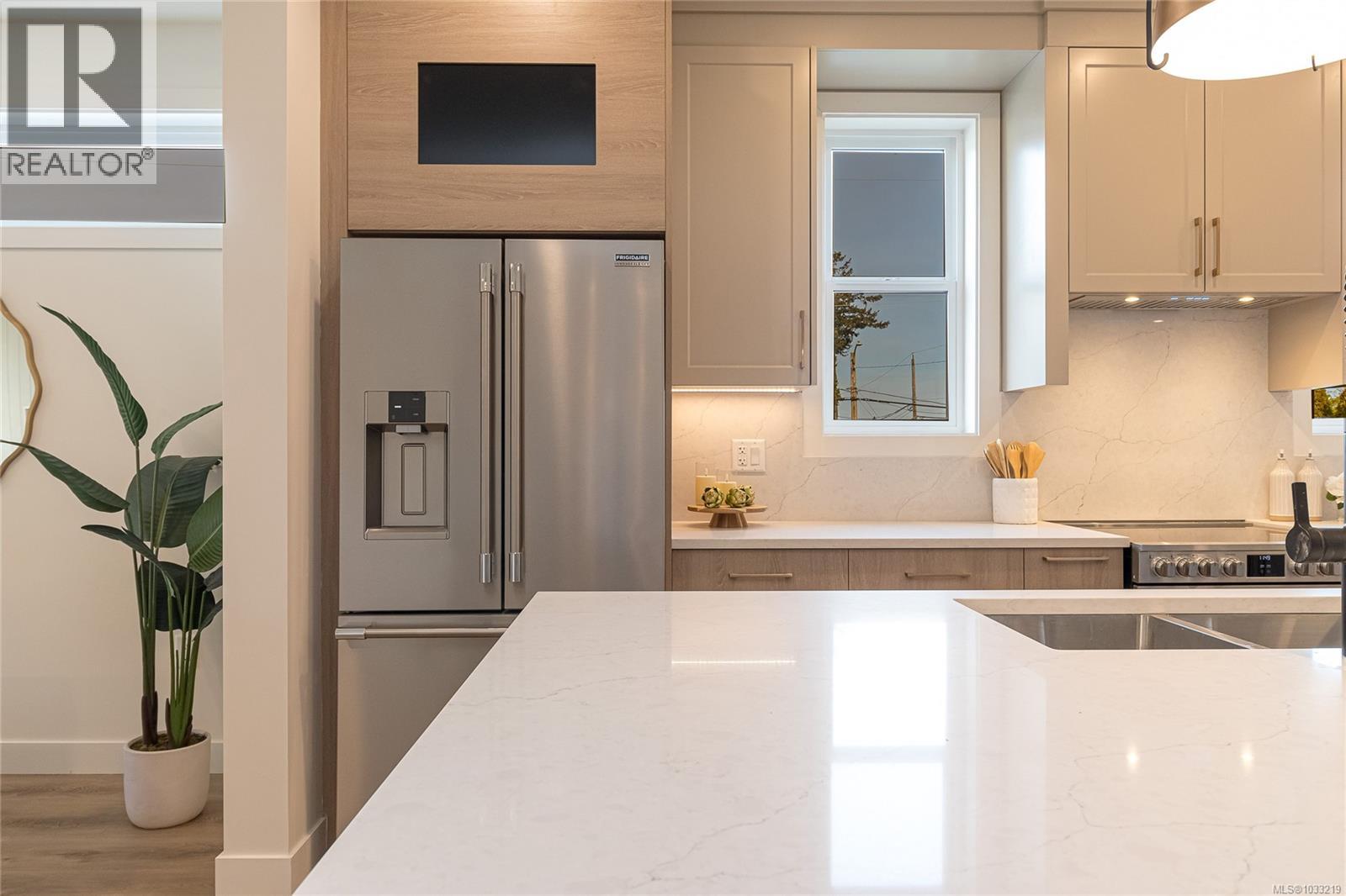 # 2 95 Battleford Avenue, Saanich