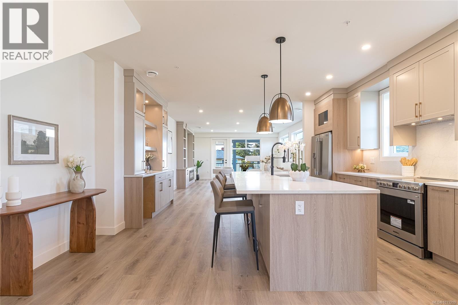 # 2 95 Battleford Avenue, Saanich