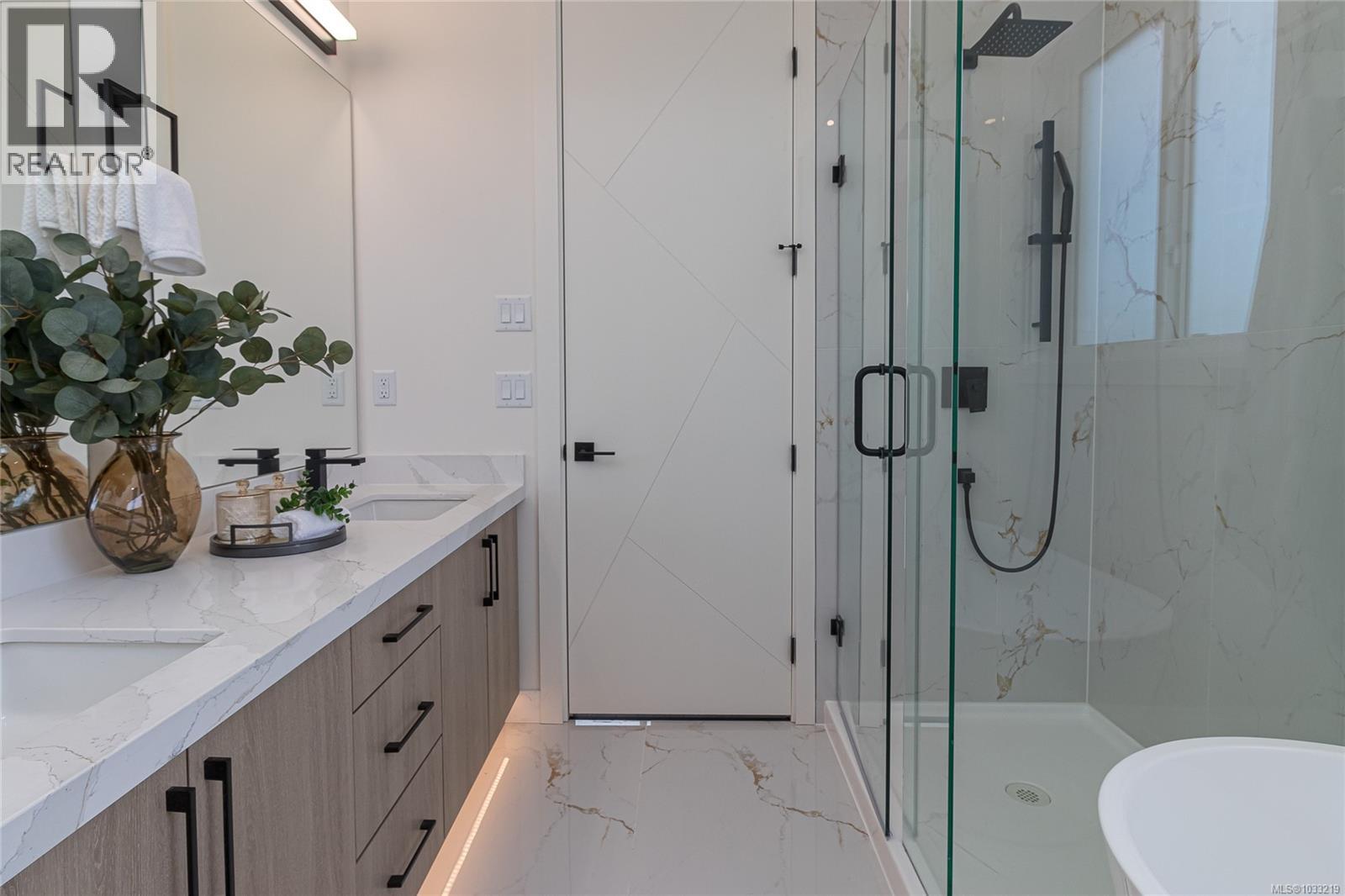 # 2 95 Battleford Avenue, Saanich