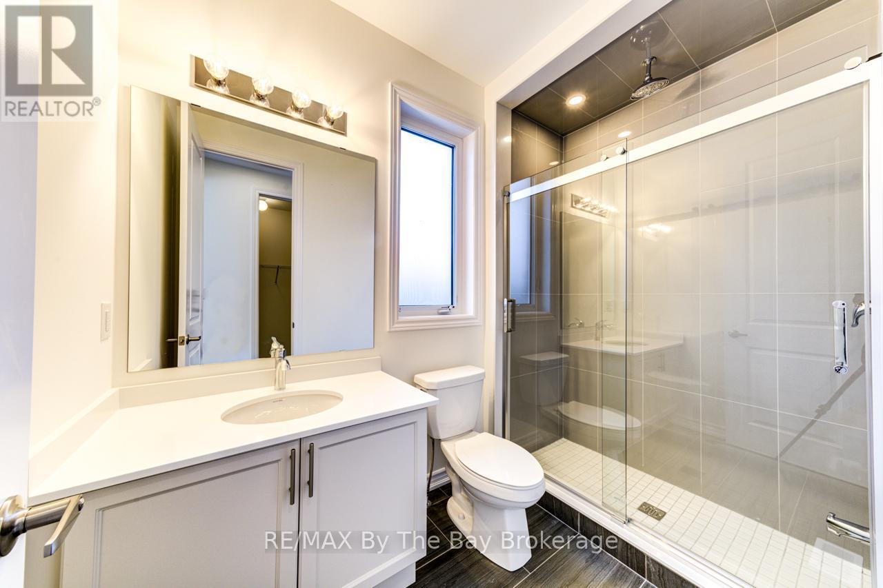 Main Floor Ensuite Bathroom