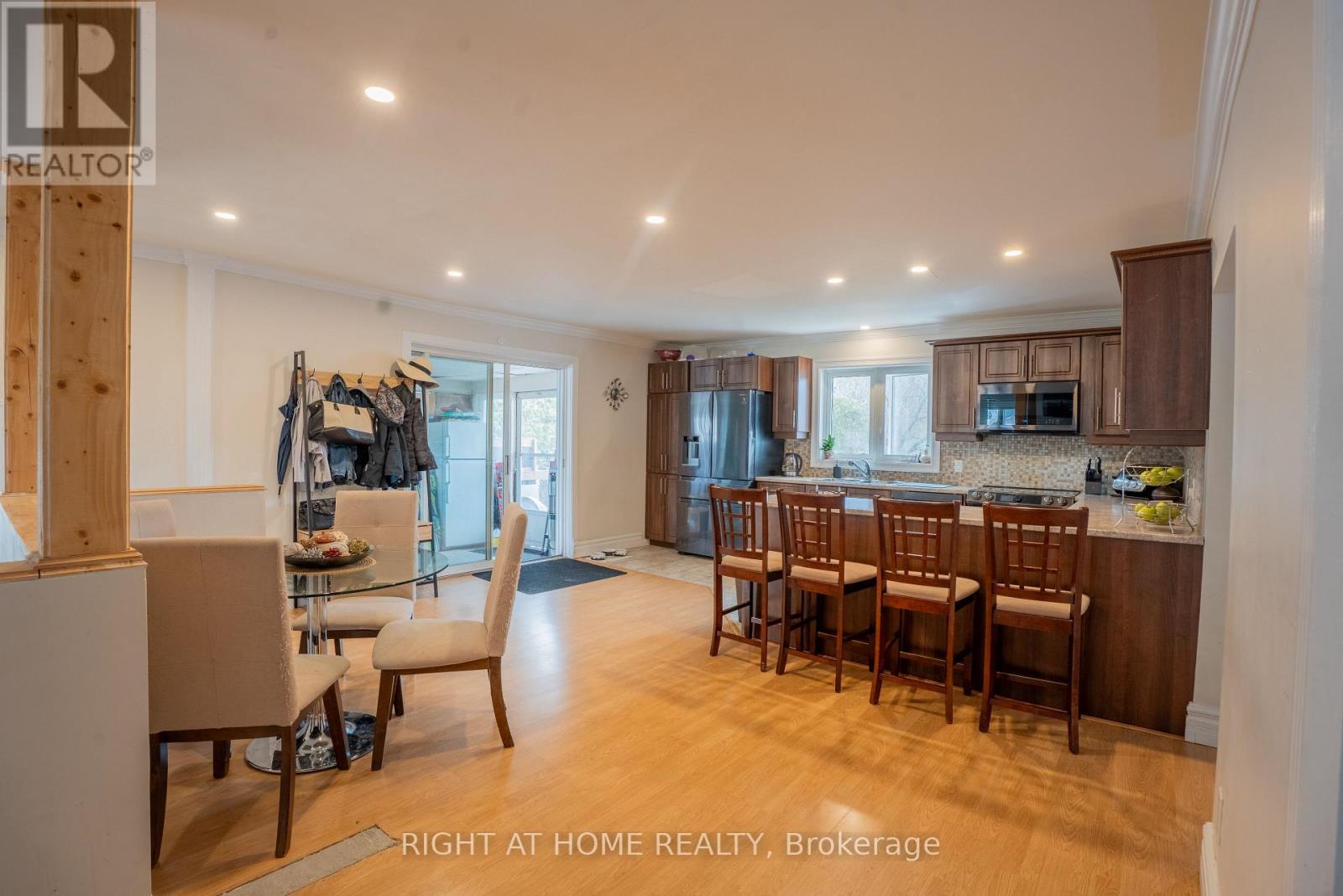 Kitchen & dining