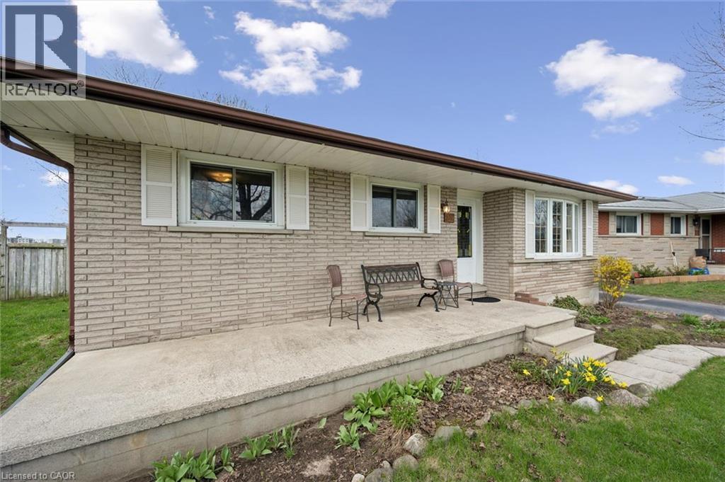 26 PARKHILL Court, Kitchener, Ontario N2C2C4 - Photo 3