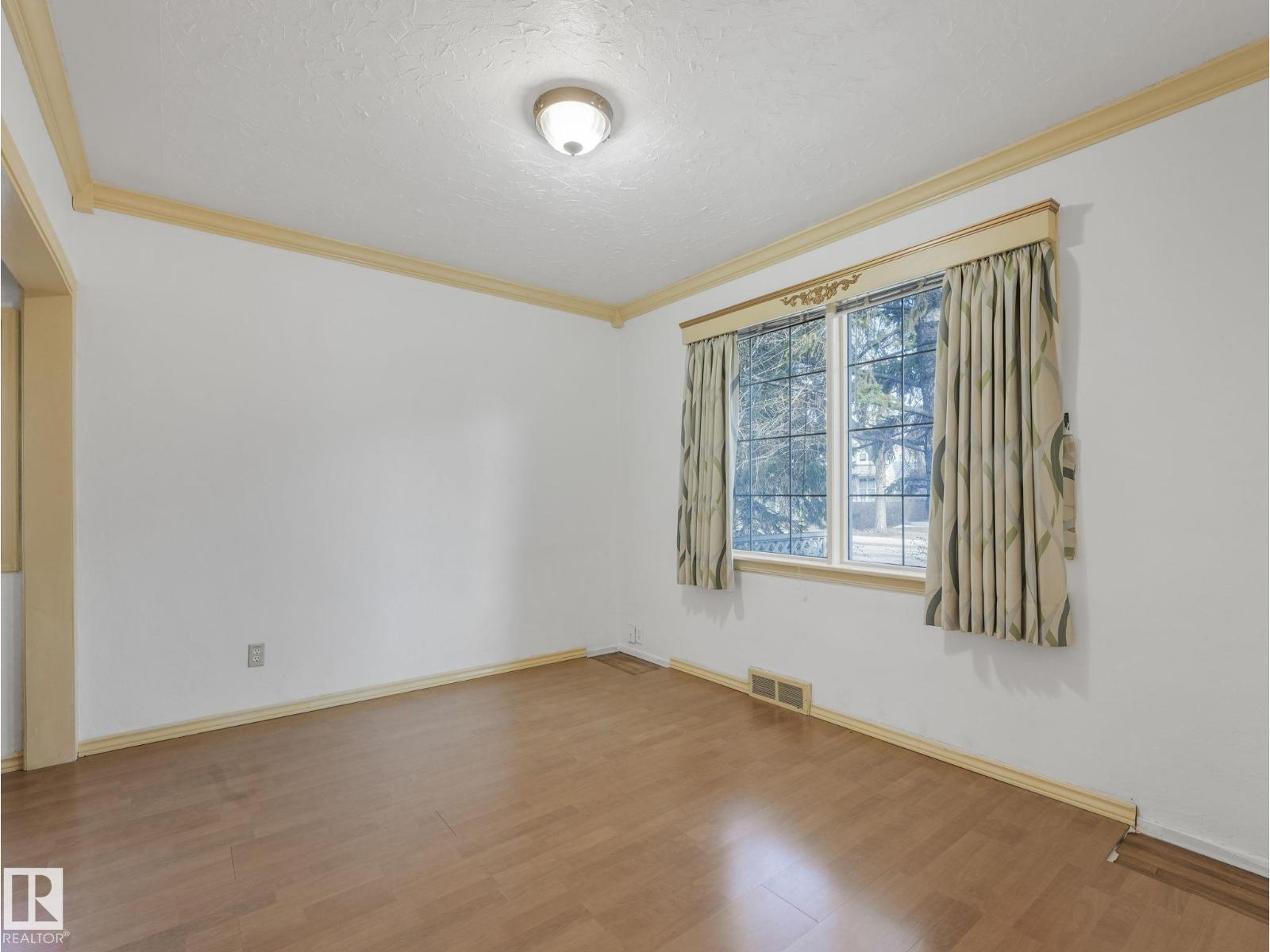 11643 76 AV NW - 10