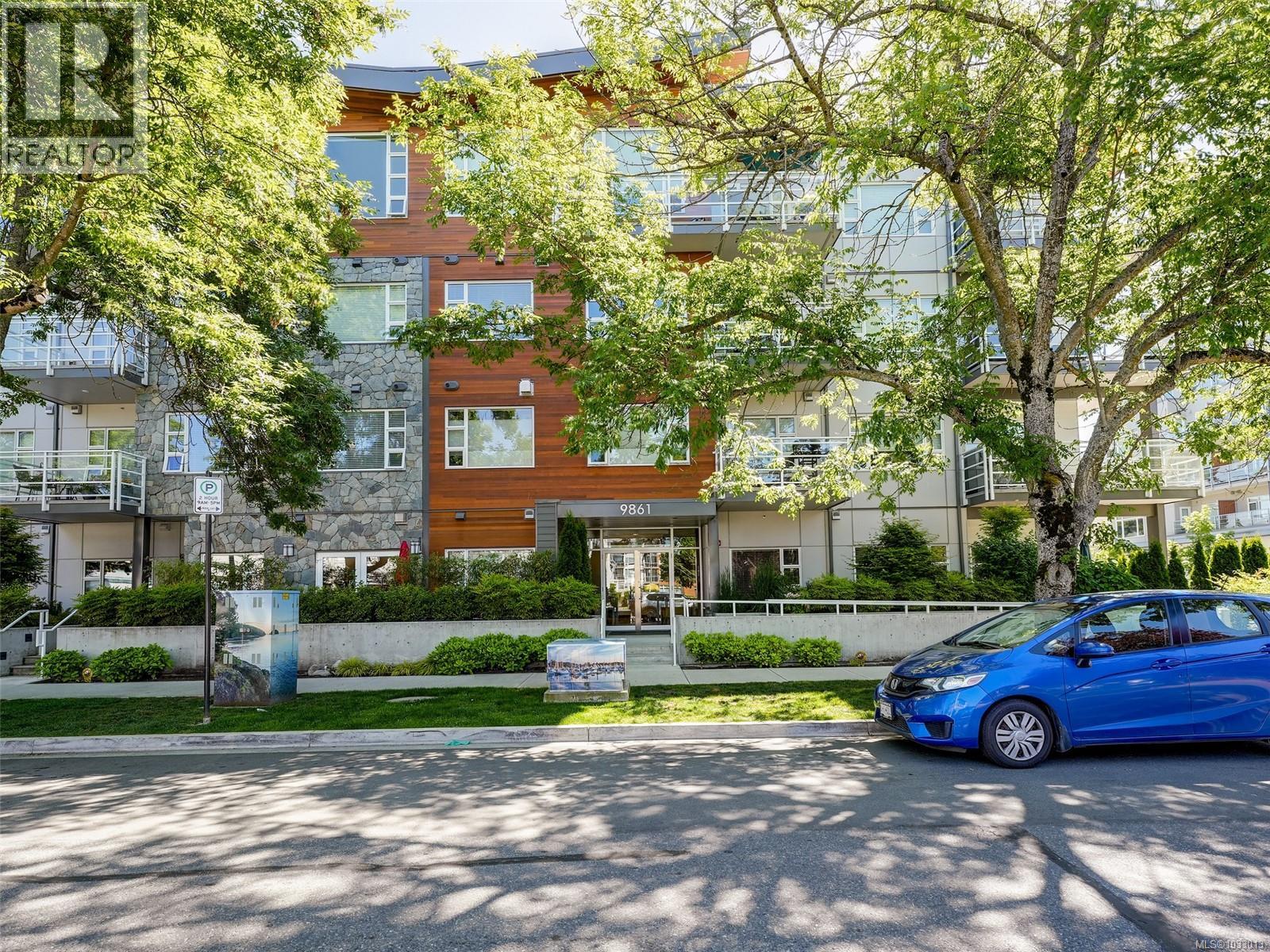 206 9861 Third St, Sidney