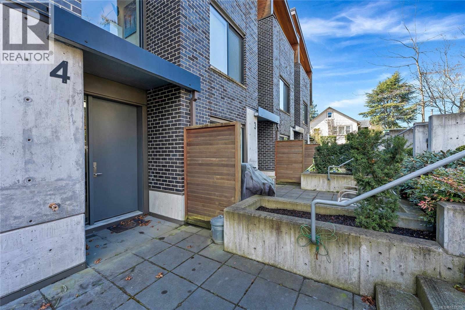 #4 991 McKenzie Ave - 2