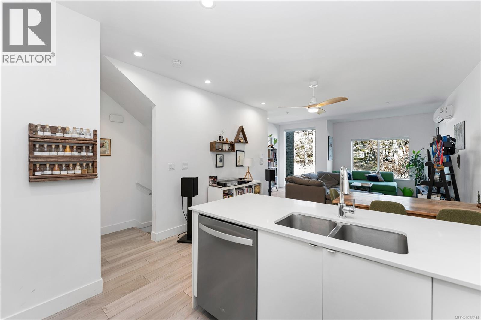 4 991 McKenzie Avenue, Saanich