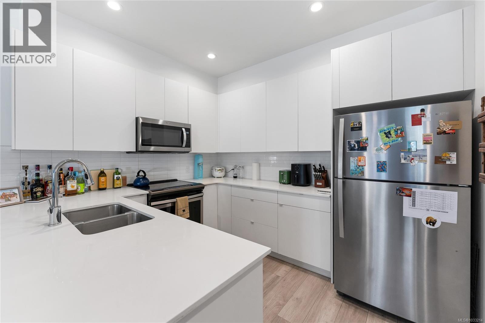 4 991 McKenzie Avenue, Saanich