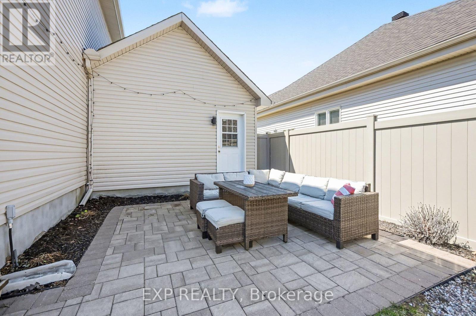 212 JASPER CRESCENT — photo 33