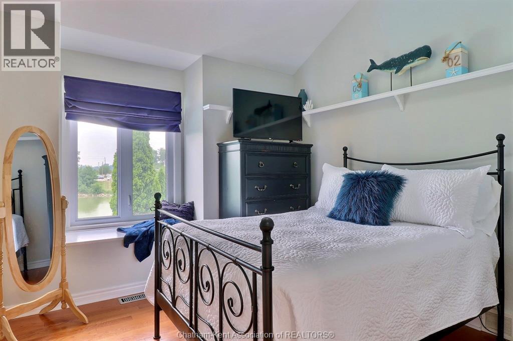 932 GRAND AVENUE West - 32