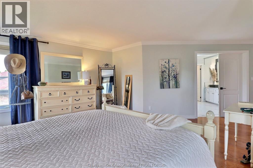932 GRAND AVENUE West - 36