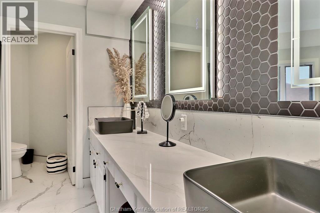 932 GRAND AVENUE West - 40