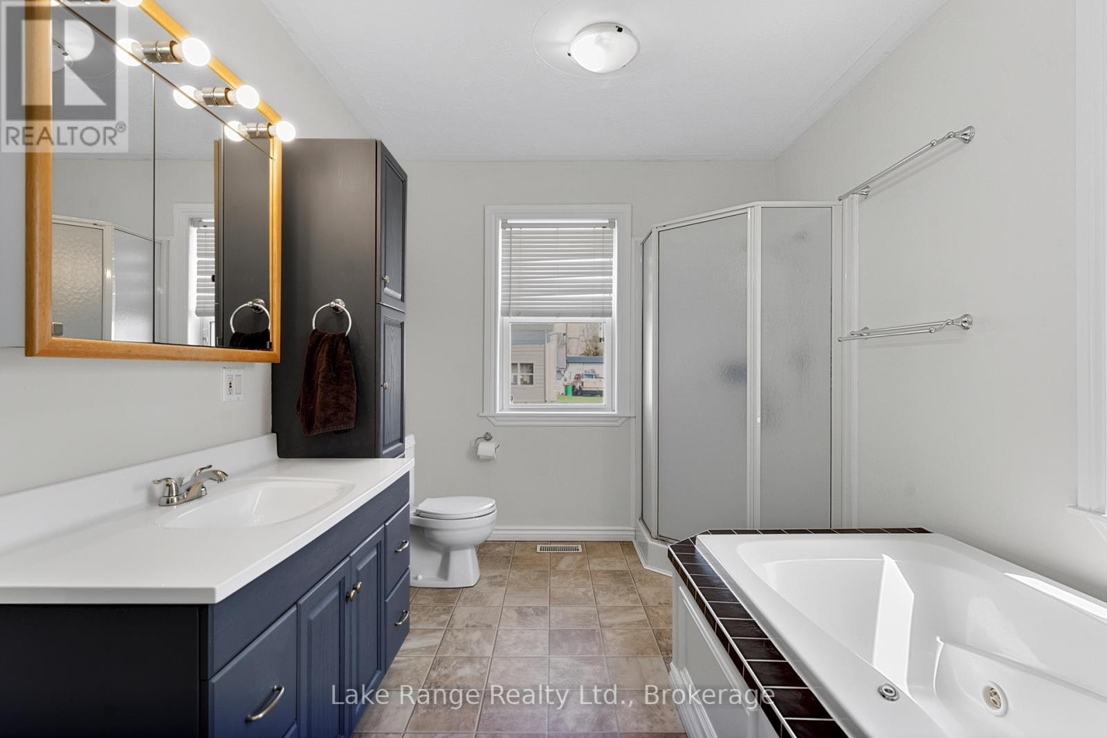 537 INGLIS STREET — photo 12