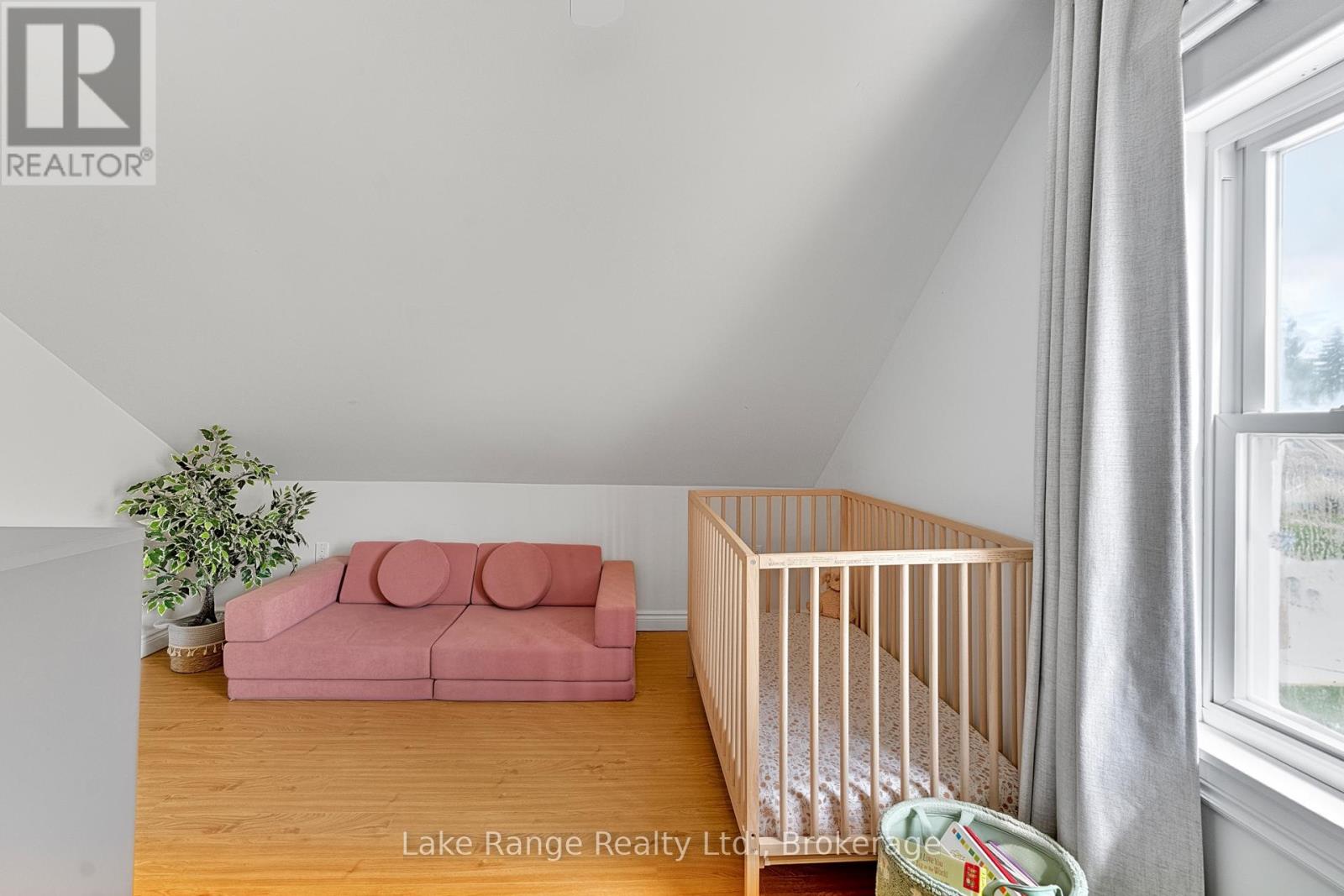 537 INGLIS STREET — photo 17