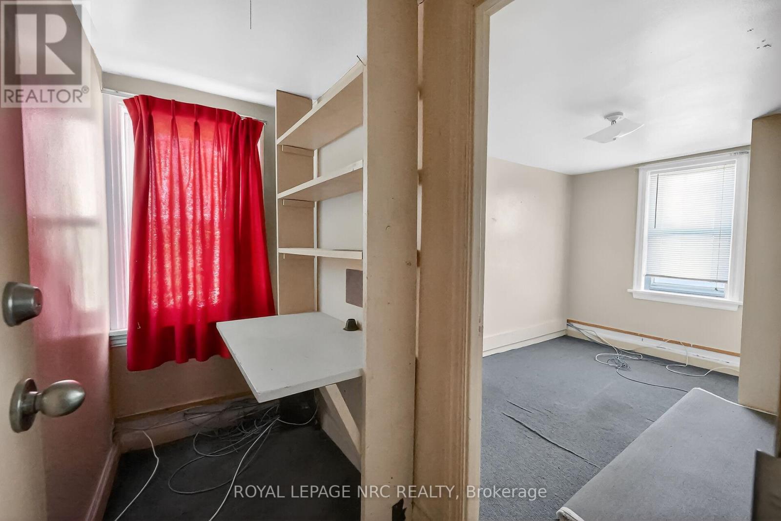 bedroom 3 has b/i desk or make it walk in closet