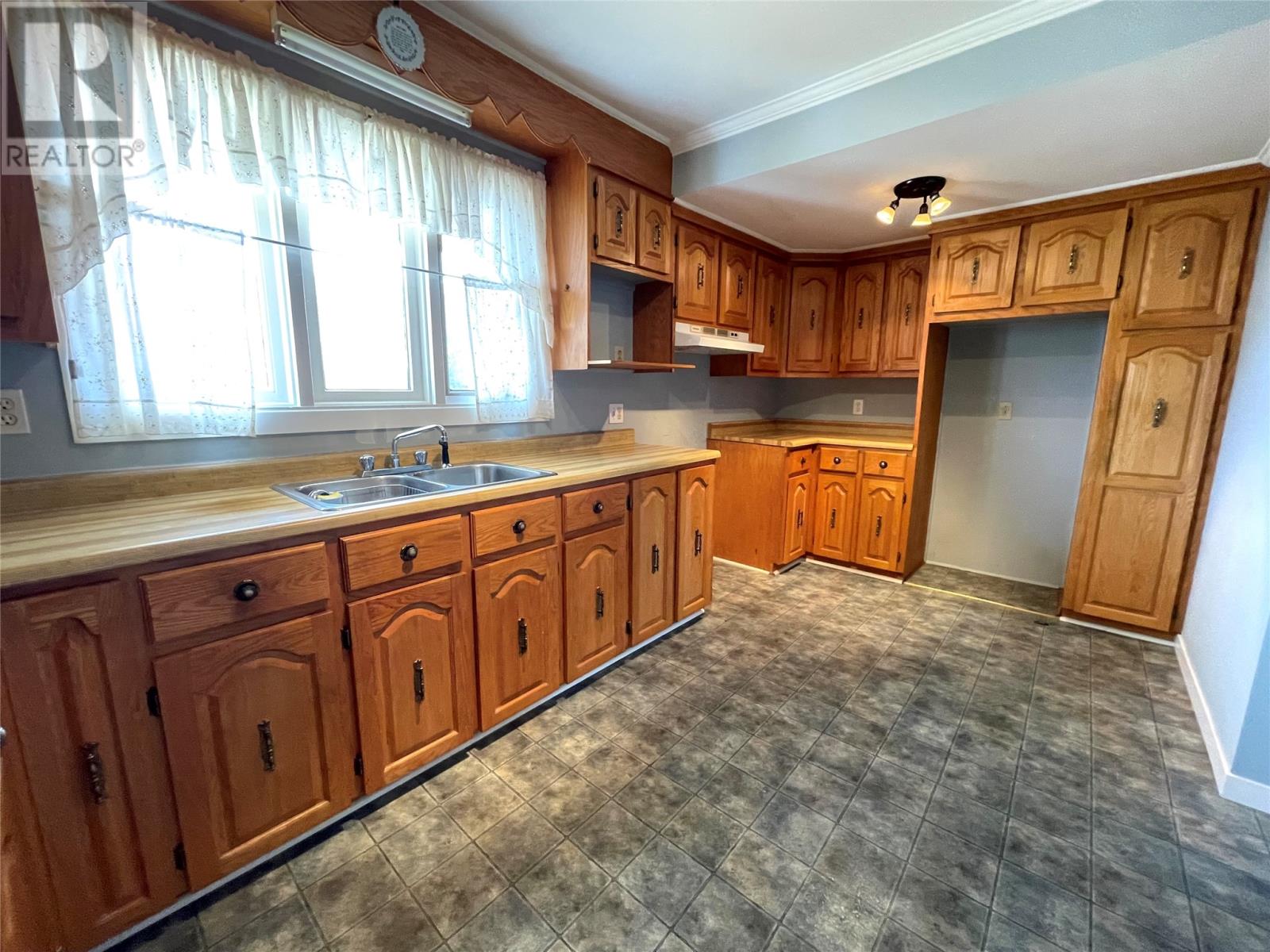 27 SUTHERLAND DRIVE - 8