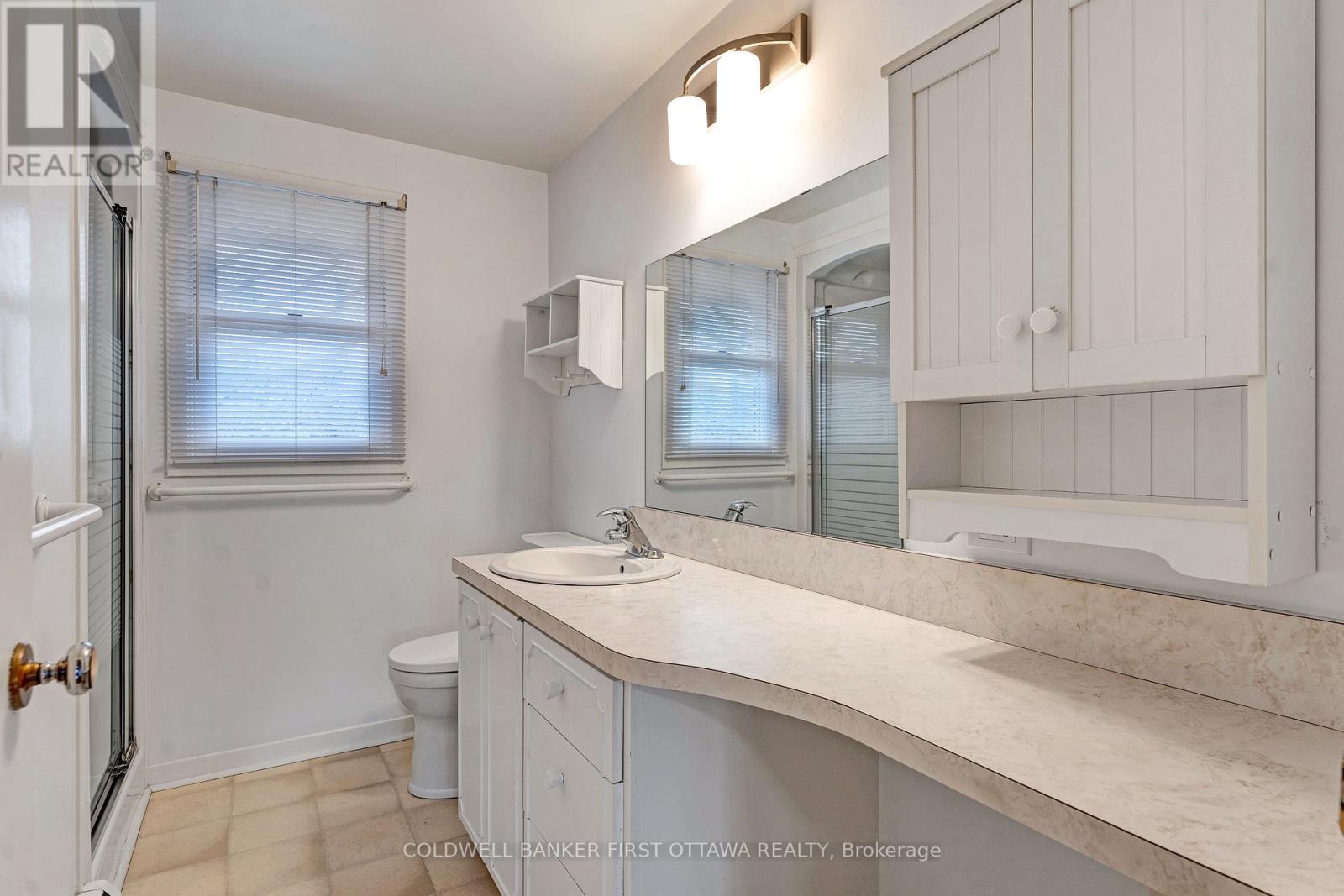 Primary suite's 3-pc ensuite with shower