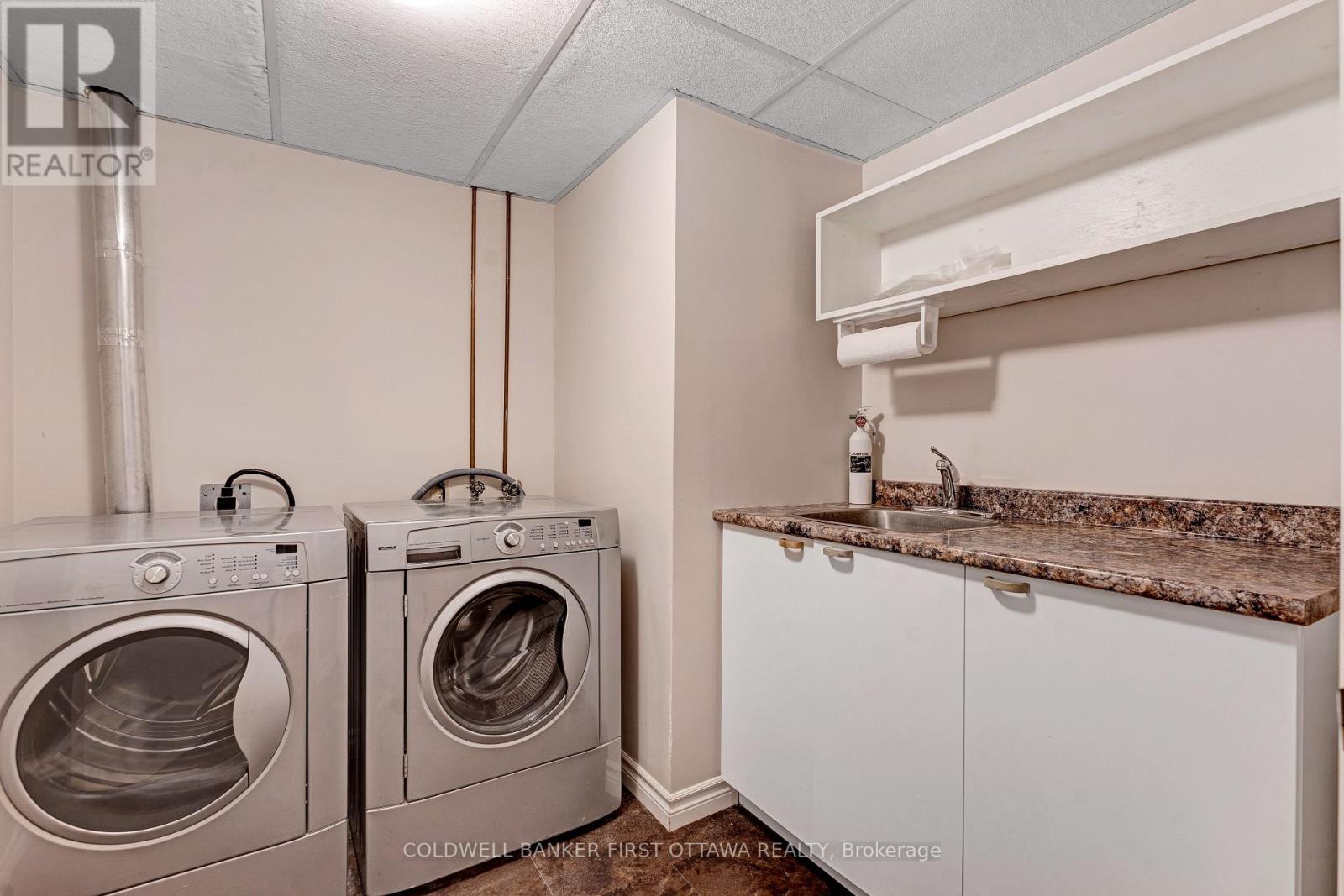 Lower level, well-equipped laundry room