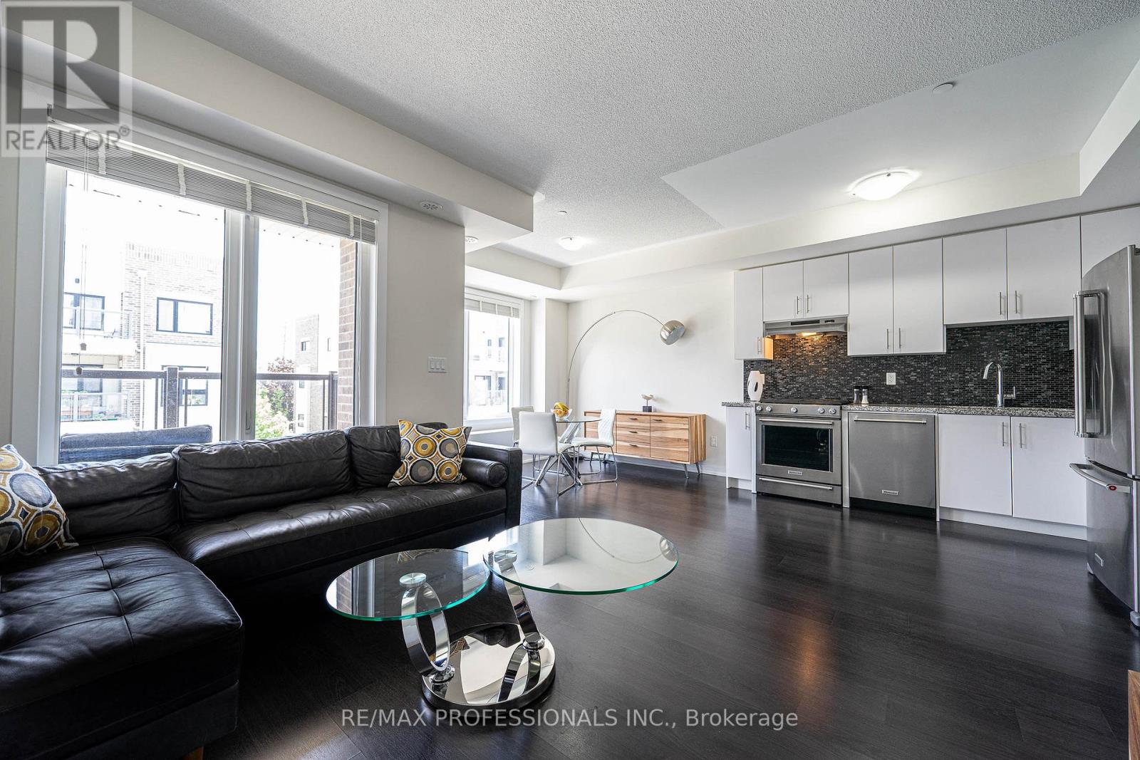 #320 6 DRUMMOND STREET - 22