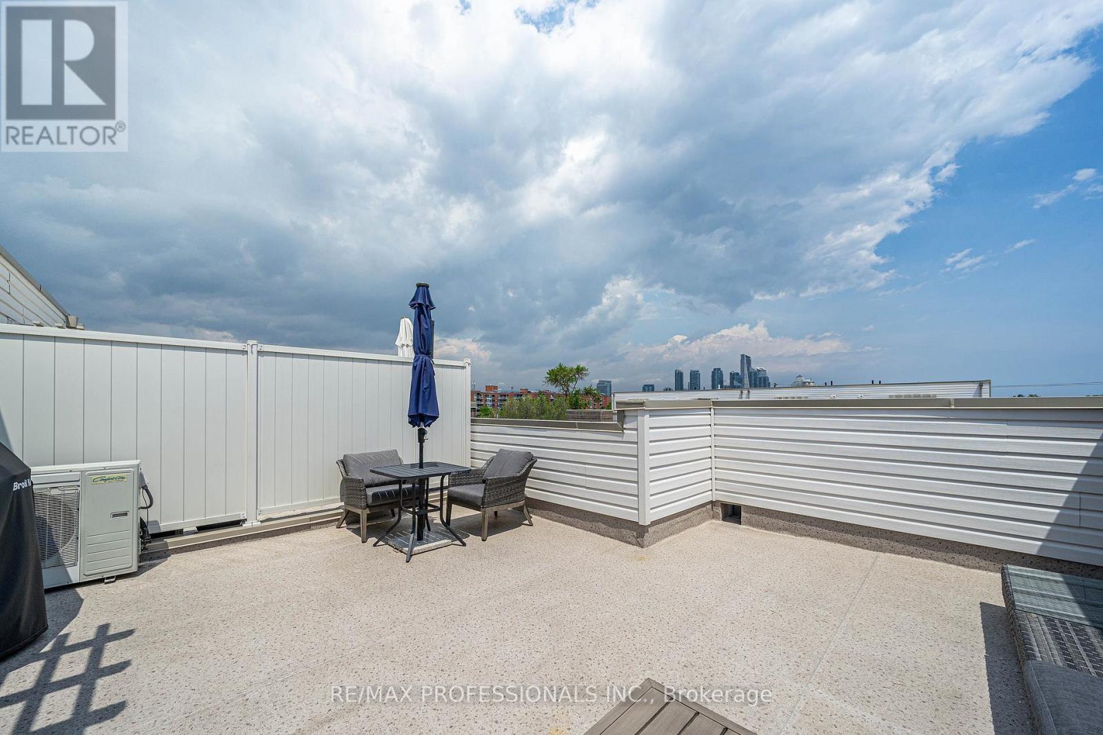 #320 6 DRUMMOND STREET - 27