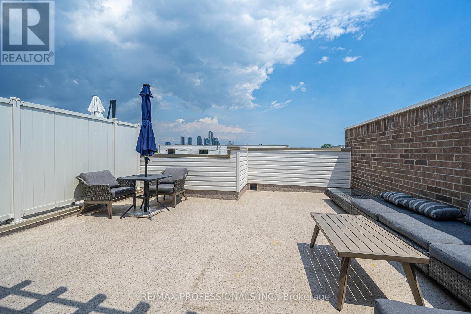 #320 6 DRUMMOND STREET - 26