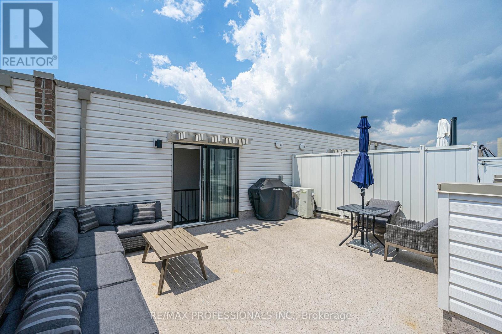 #320 6 DRUMMOND STREET - 13