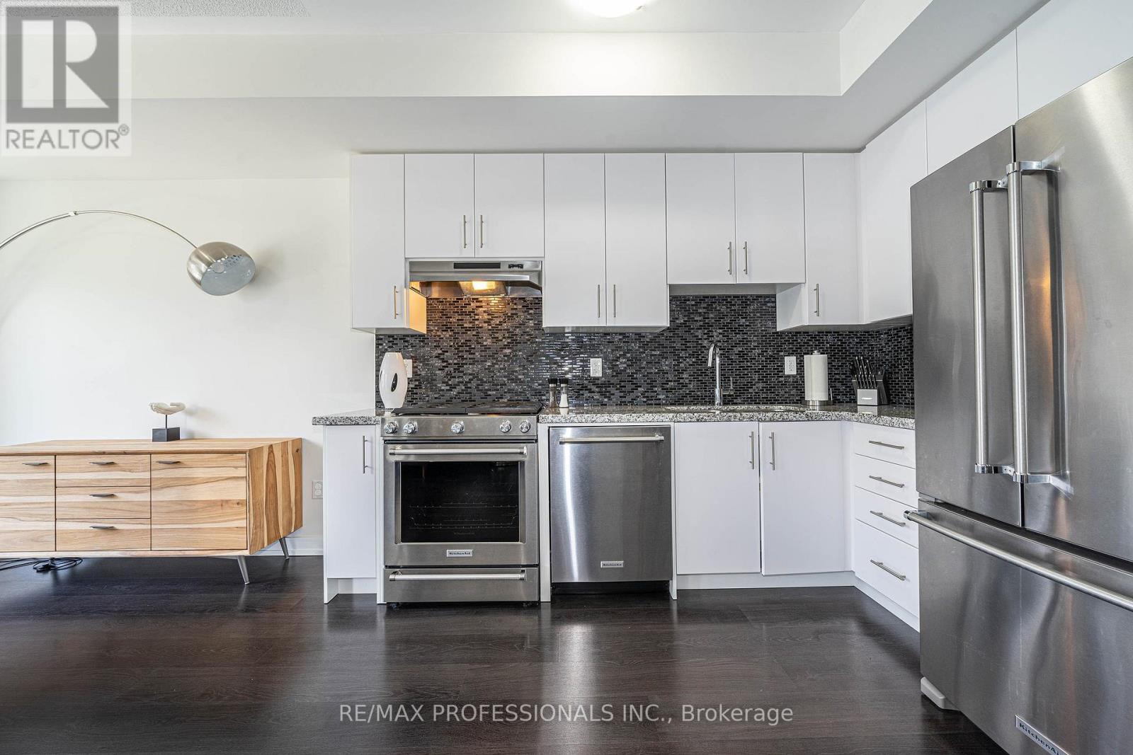 #320 6 DRUMMOND STREET - 23