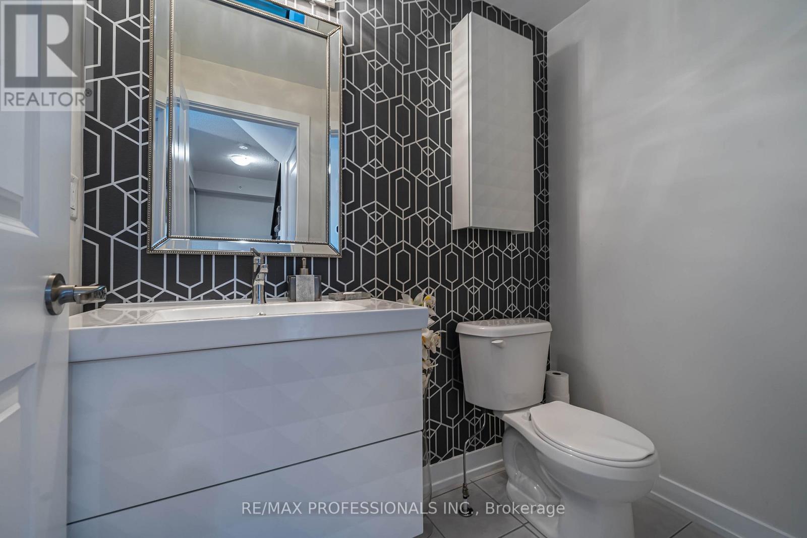 #320 6 DRUMMOND STREET - 8