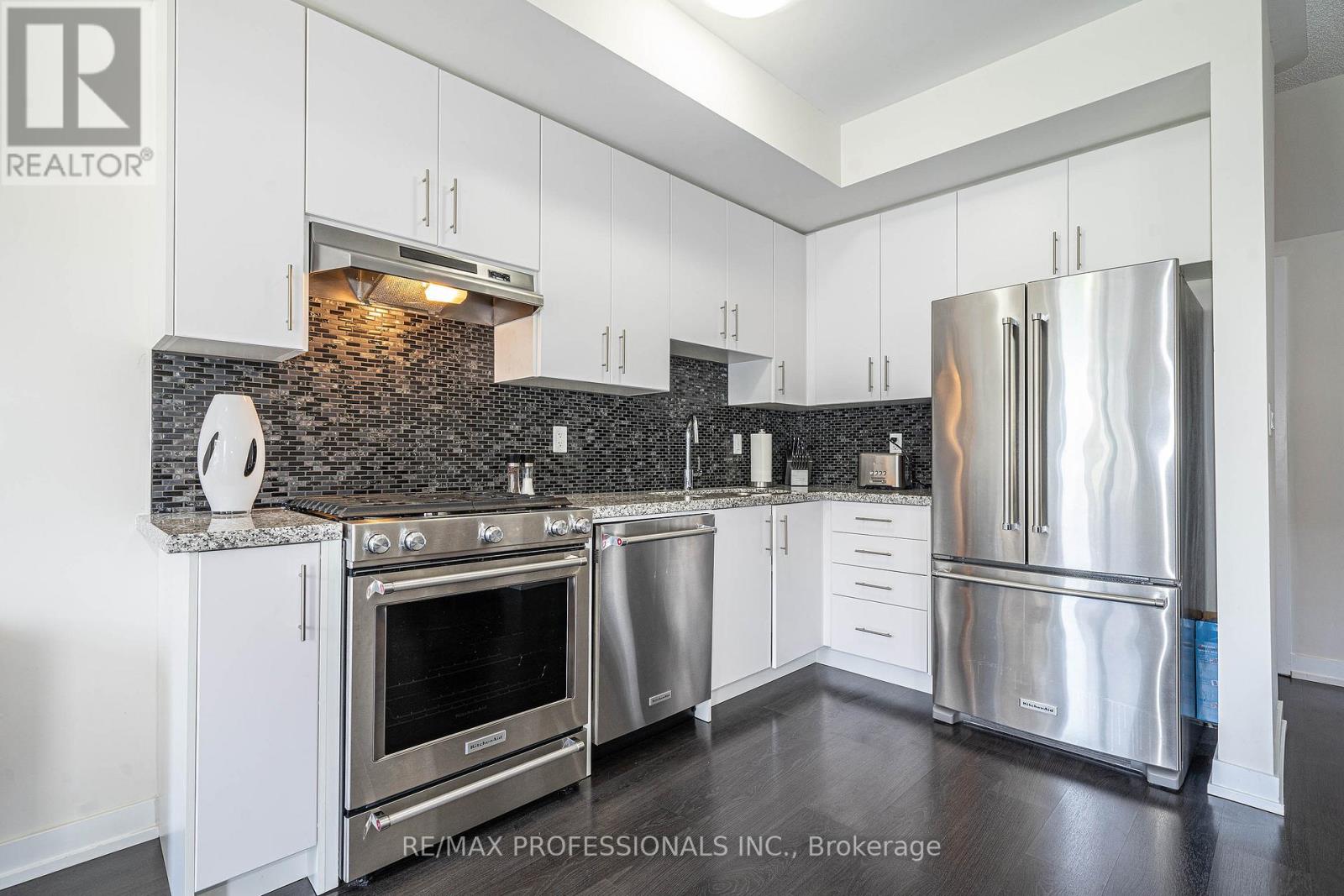 #320 6 DRUMMOND STREET - 3