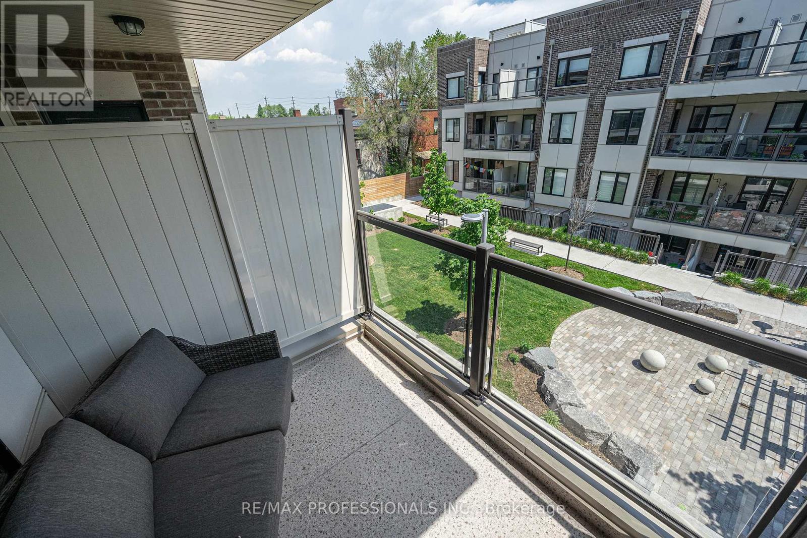 #320 6 DRUMMOND STREET - 24