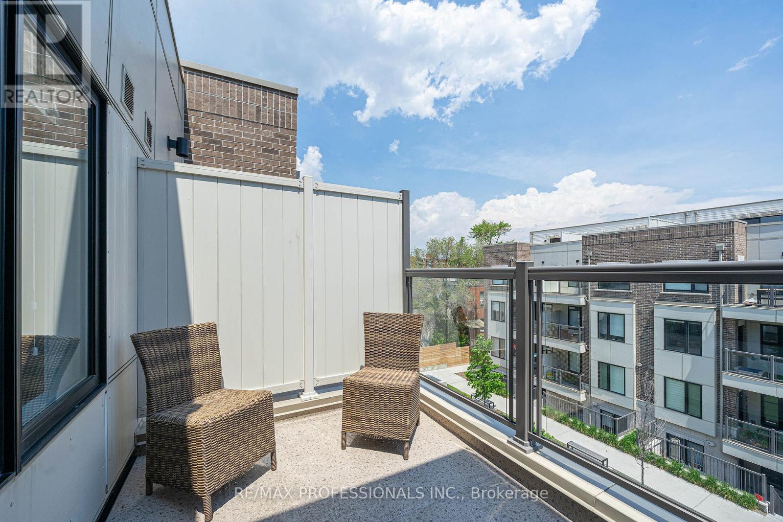 #320 6 DRUMMOND STREET - 17