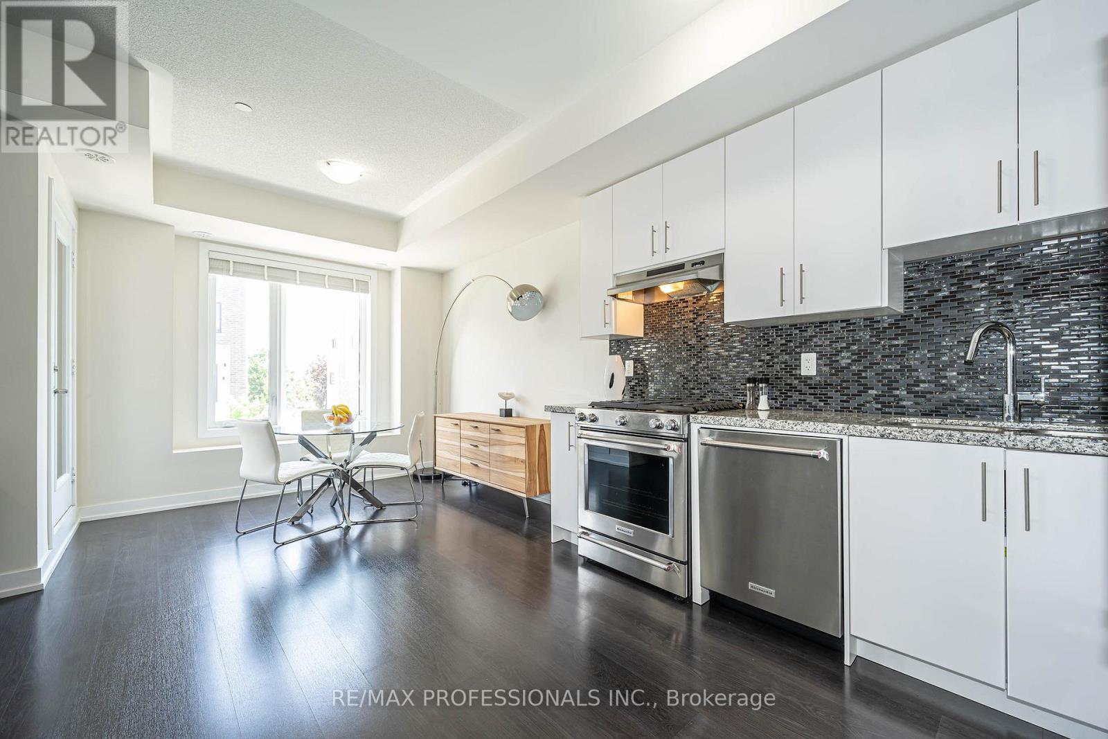 #320 6 DRUMMOND STREET - 4