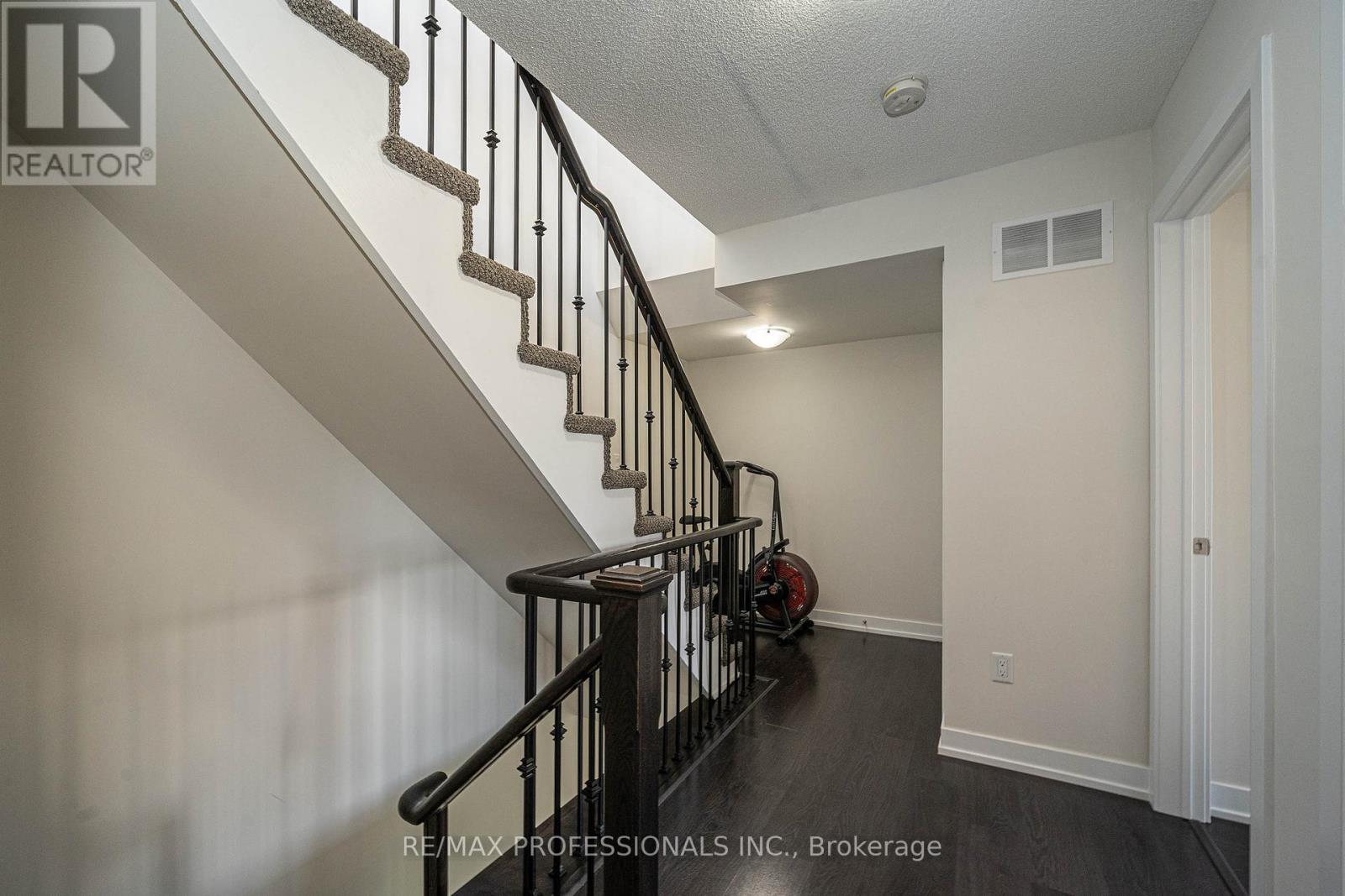 #320 6 DRUMMOND STREET - 19